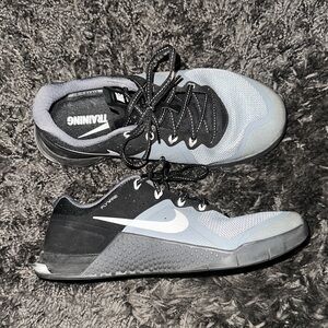 Nike Flywire Black and Gray Athletic Shoes